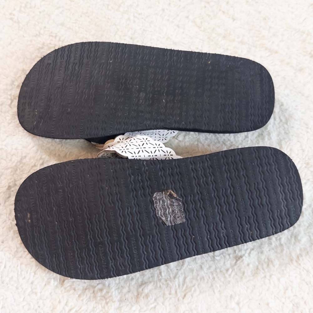 Yellow Box White Cutout Faux Leather Flip Flops Women’s Size 8 - Picture 3 of 8